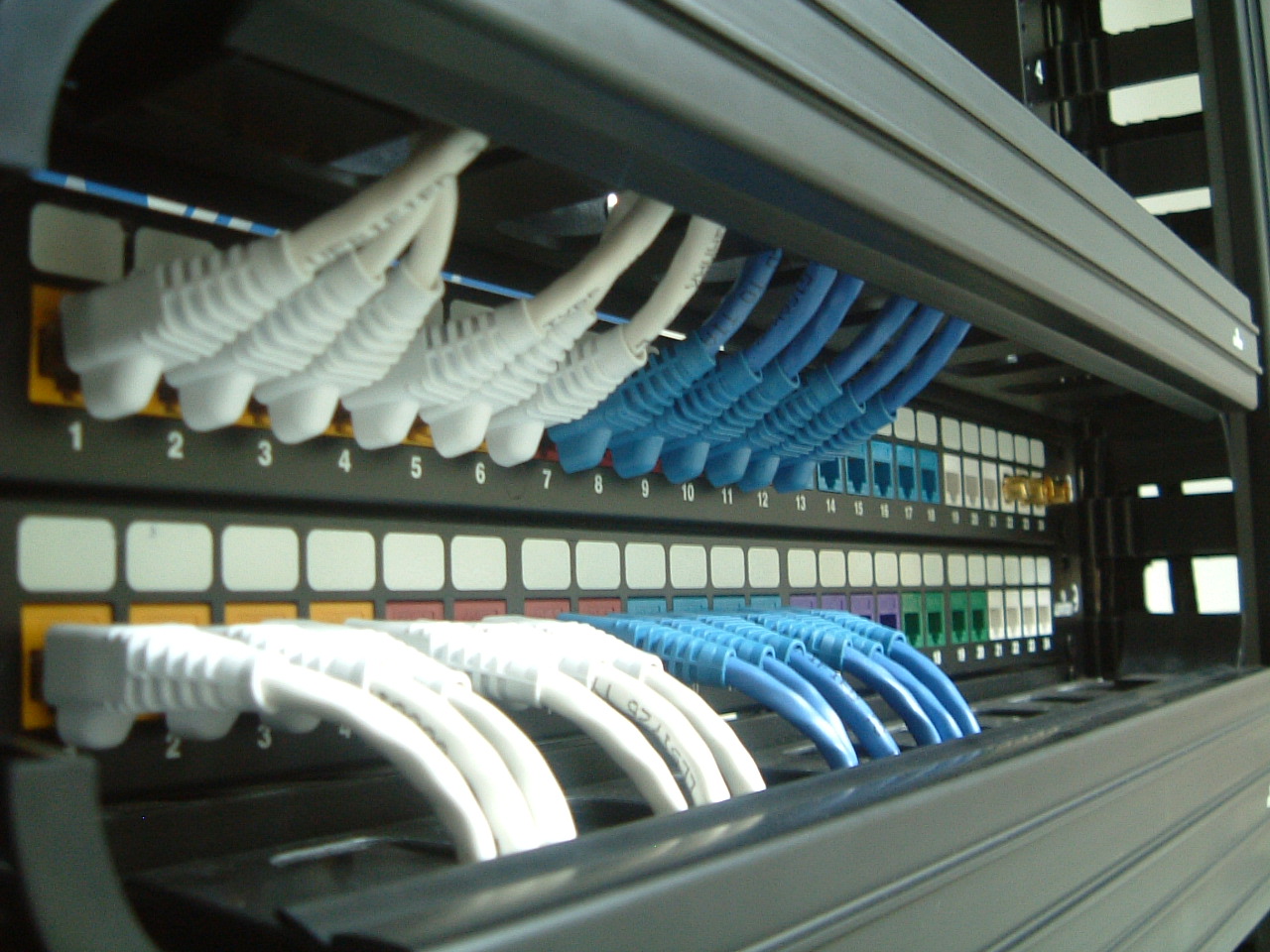 機(jī)房理線與系統(tǒng)集成 構(gòu)建高效可靠的商務(wù)信息與語音通信基礎(chǔ)